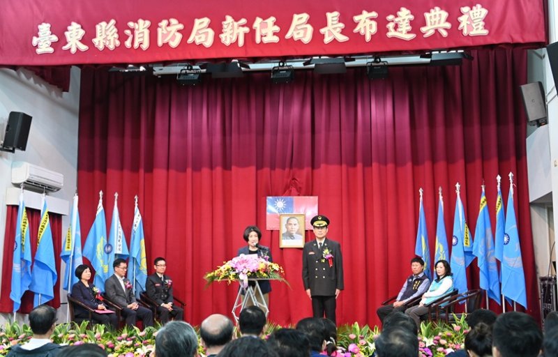 臺東縣消防局管建興局長卸任 饒縣長期許新任盧東發局長再創高峰