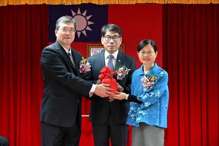 胡美惠接長板橋郵局 承諾深耕在地再創佳績 42 《圖說》板橋郵局卸、新任局長交接儀式,右為新任局長胡美惠。〈板橋郵局提供〉