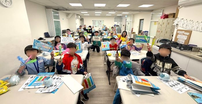 數位陪伴走入現場 公益行動築起兒童防詐保護網 48 《圖說》中嘉寬頻|數位天空攜手中華基督教救助協會,於明穗1919陪讀班辦理「幸福泡泡.數天來罩」公益宣導活動。〈主辦單位提供〉