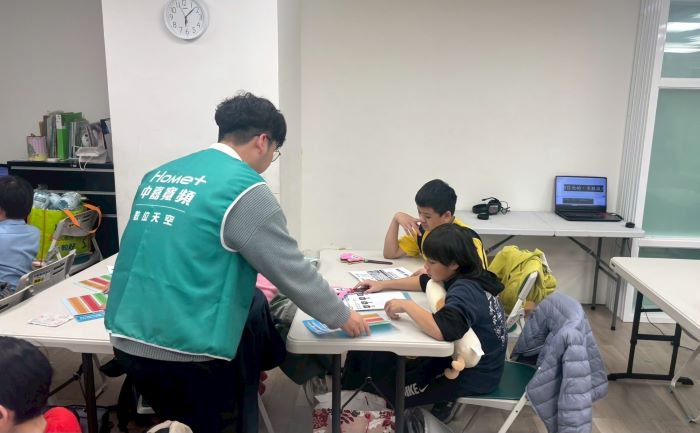 數位陪伴走入現場 公益行動築起兒童防詐保護網 50 《圖說》講師以分段引導方式,帶領孩子進行思考與回應,透過討論與即時回饋,加深學童對媒體內容的理解。〈主辦單位提供〉