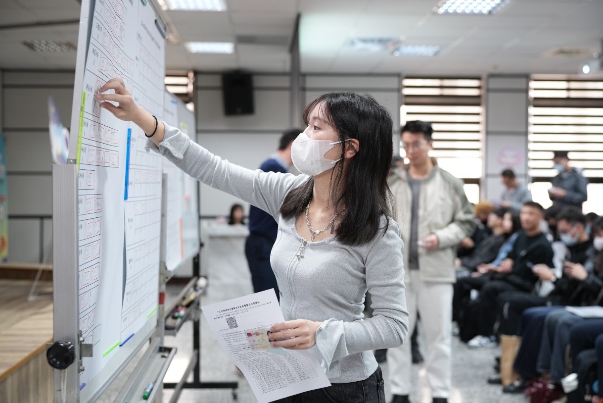 新北警再添210新血 方仰寧勉專業守護市民 38 《圖說》113年特考班新生報到填選志願。〈警察局提供〉