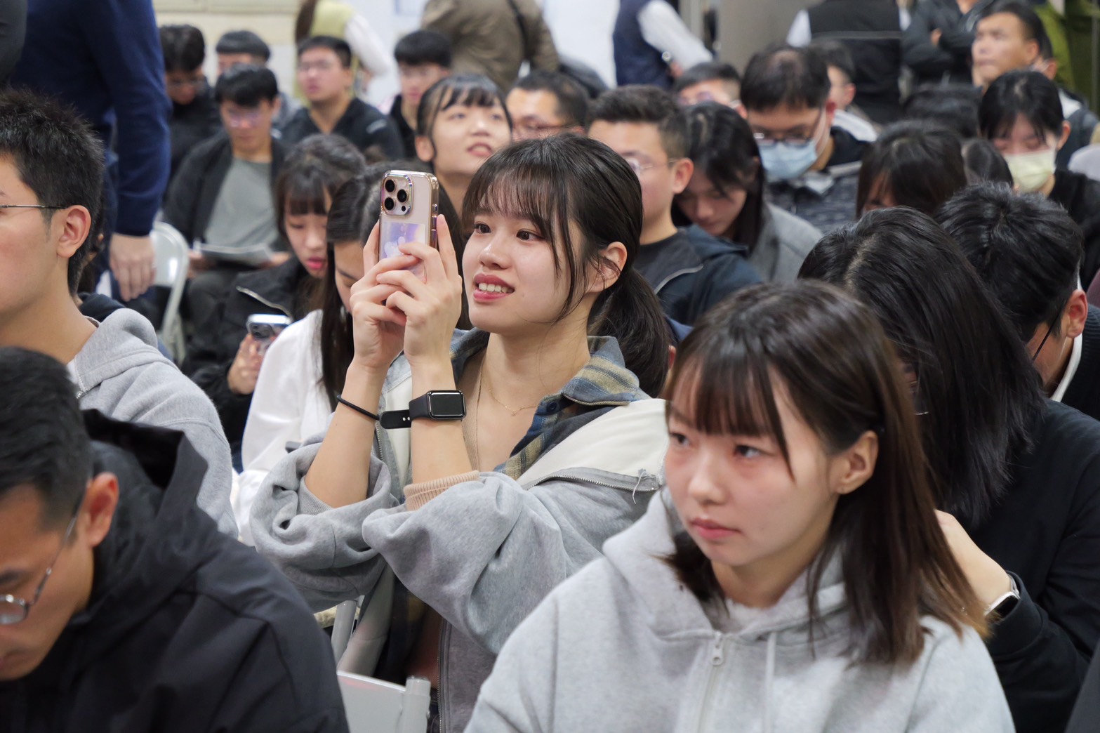新北警再添210新血 方仰寧勉專業守護市民 39 《圖說》分發結業生高興地在自己榜單上名字拍照留念。〈警察局提供〉