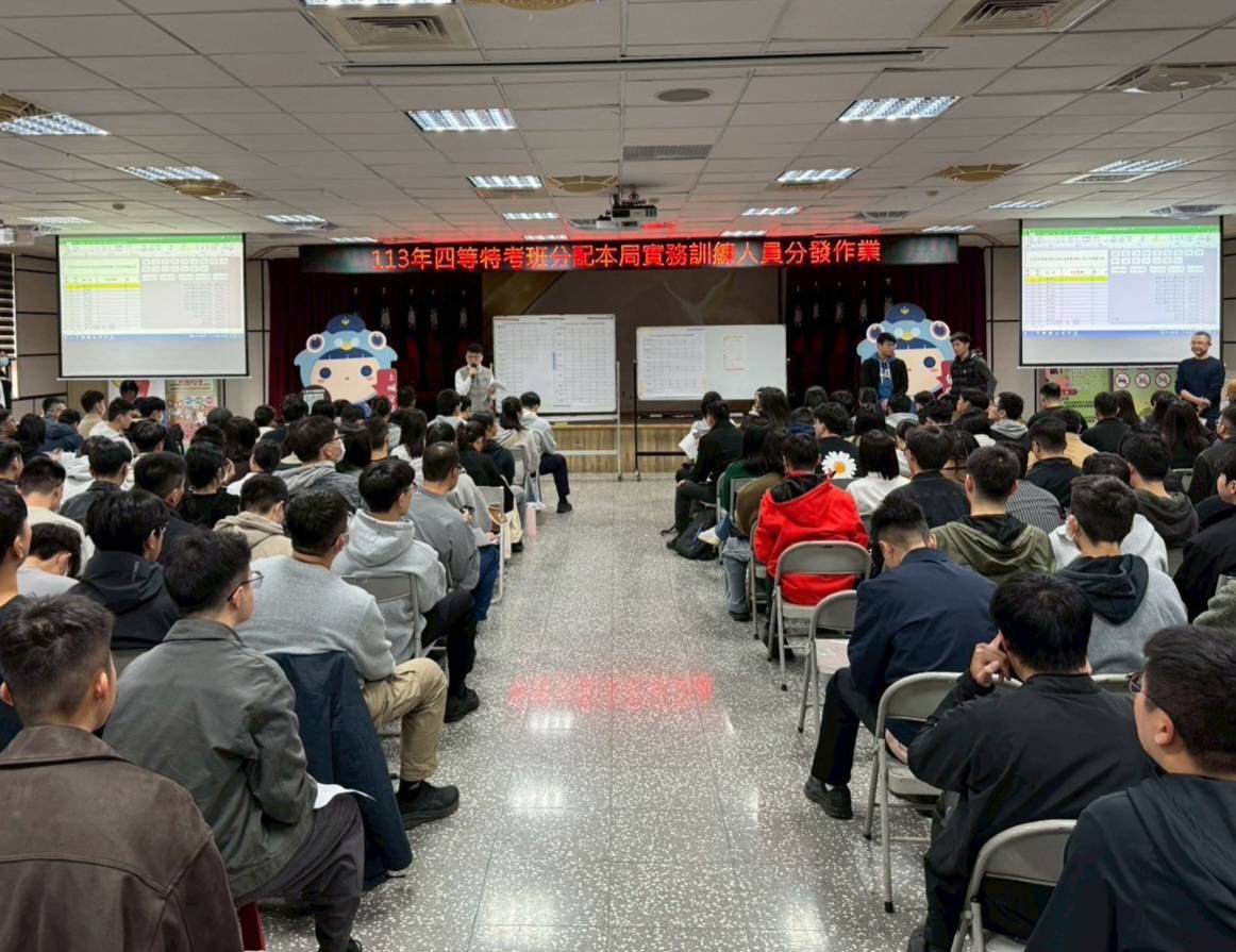 新北警再添210新血 方仰寧勉專業守護市民 40 《圖說》警察局向新生說明填選志願流程及注意事項。〈警察局提供〉