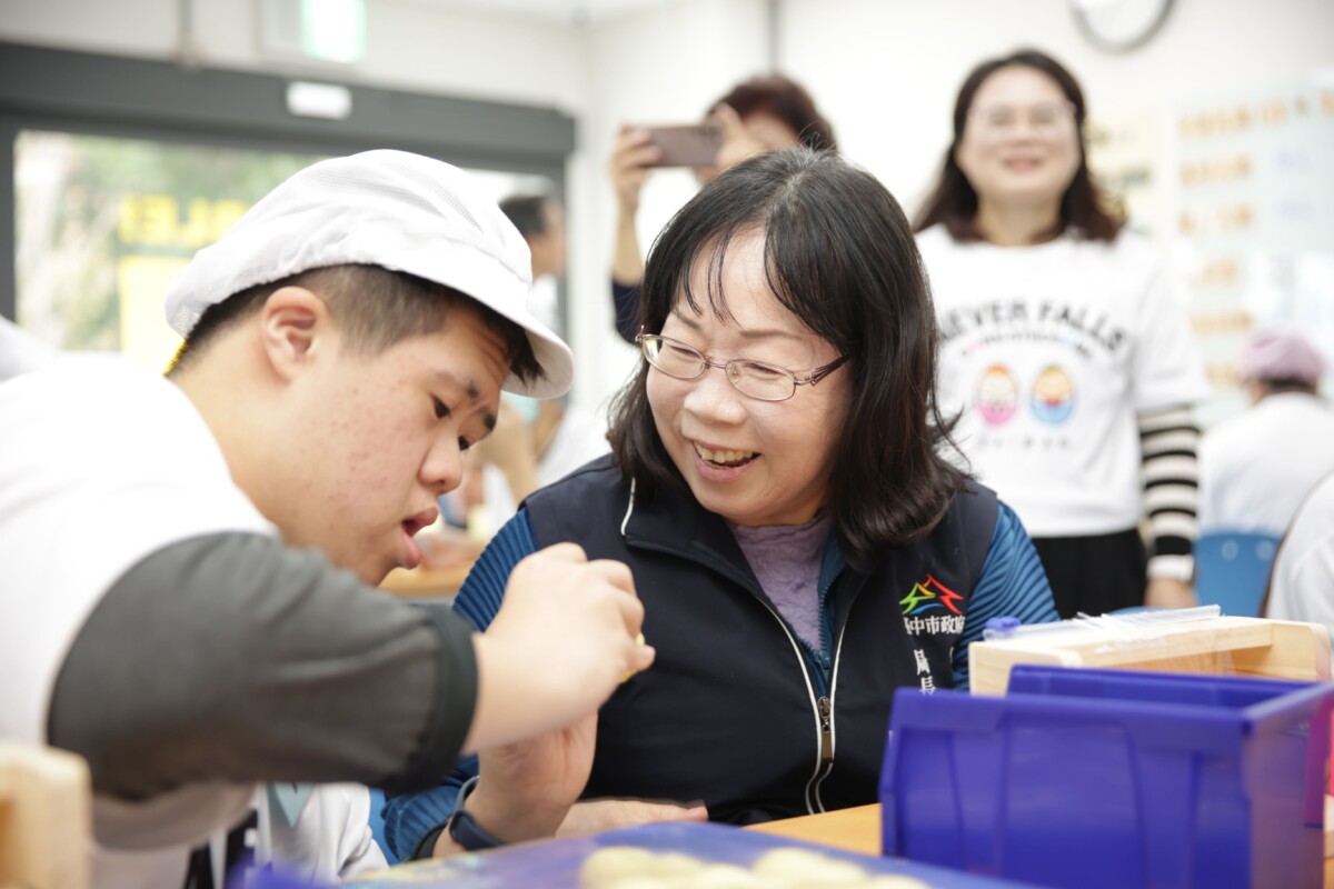 ▲社會局長廖靜芝與小作所學員包裝手工皂。(圖/記者顏淑娟翻攝)