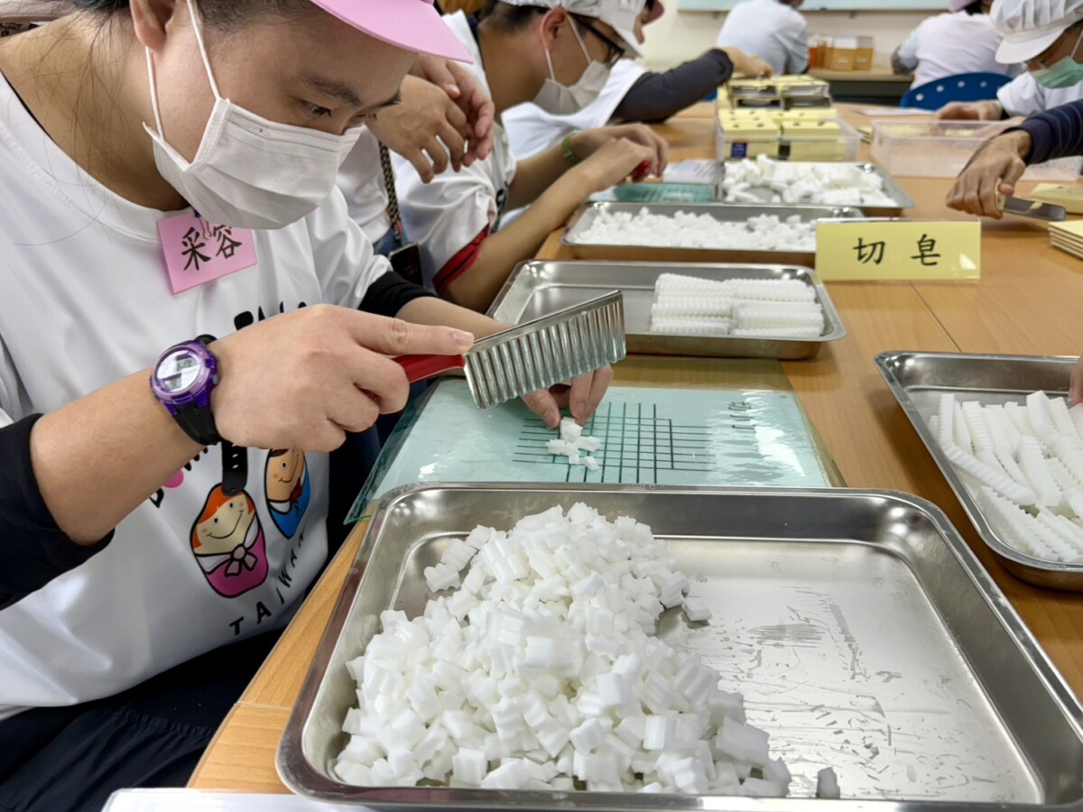 ▲小作所學員製作手工皂。(圖/記者顏淑娟攝)
