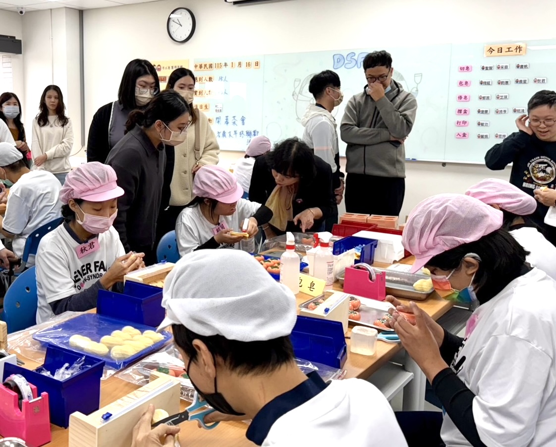 ▲小作所學員製作手工皂。(圖/記者顏淑娟攝)