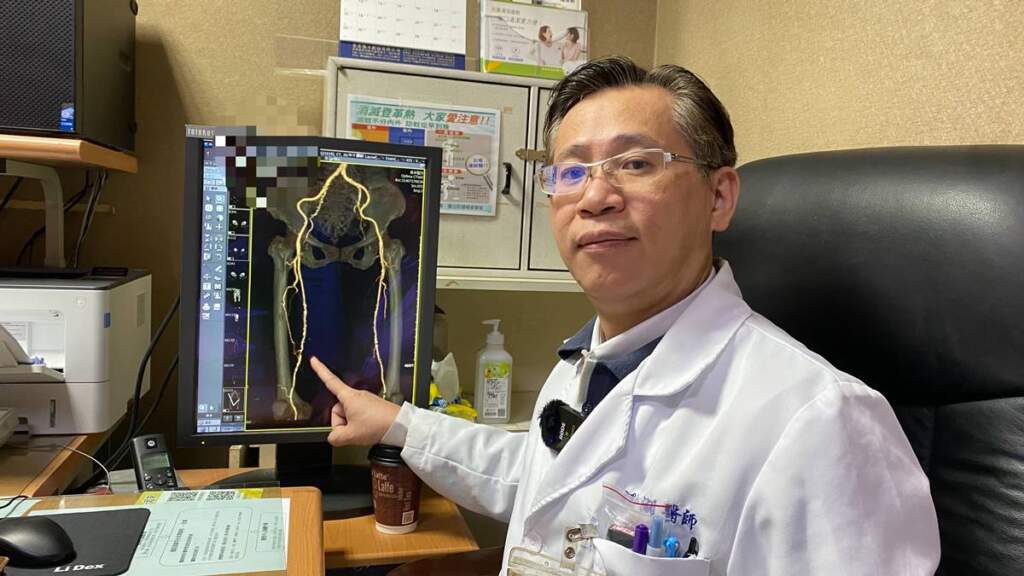 ▲員榮醫院心臟外科主任賴金湖醫師解釋,患者因動靜脈「雙重循環不良」,傷口無法癒合,先後採用兩種手術方式為患者治療。(記者林明佑翻攝)