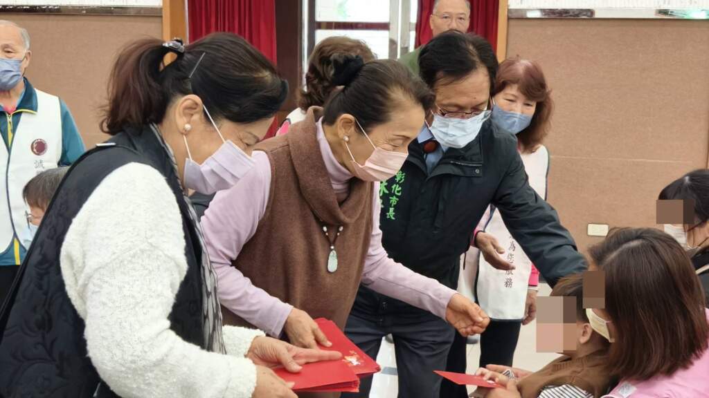 ▲林世賢市長陪同大通公司人員發放春節慰問金。(記者林明佑攝)