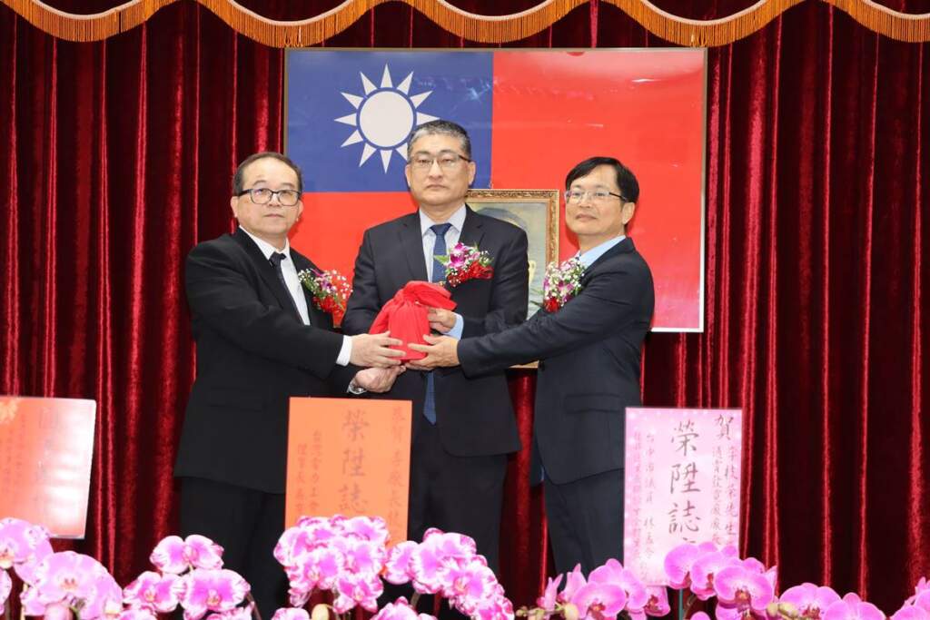 ▲通霄發電廠新、卸任廠長交接,由台電孫副總監交。