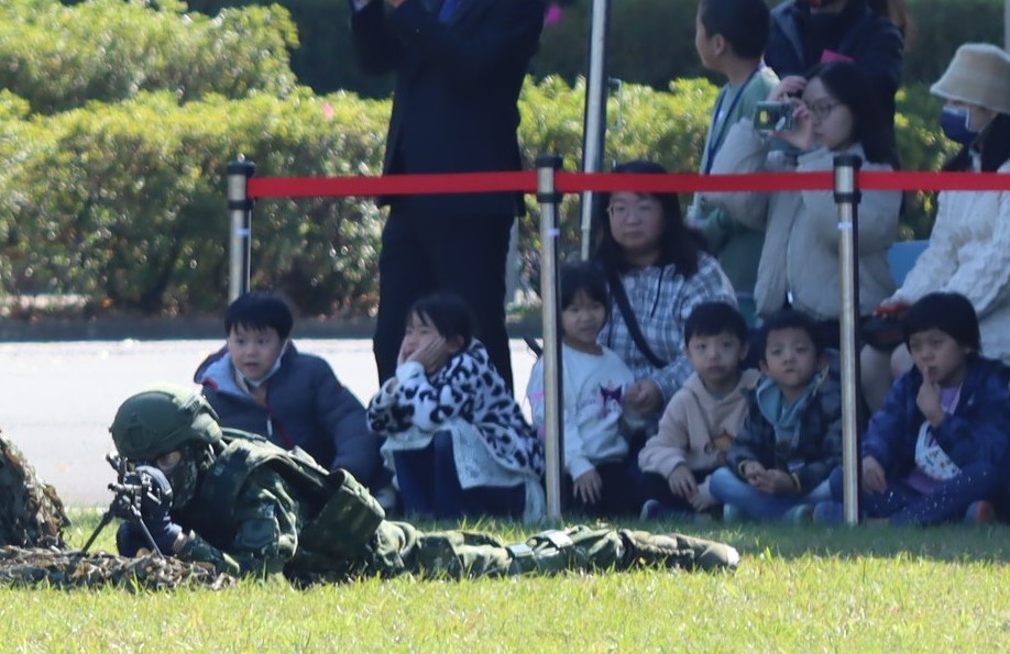 憲兵是首都防衛的衛戍部隊,憲兵指揮部實兵演練城鎮戰,吸引許多學童專注學習。 (魏冠中攝影)
