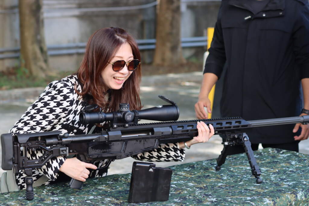 有效射程1000公尺的狙擊步槍，一般女性捧起來不輕。 (魏冠中攝影)
