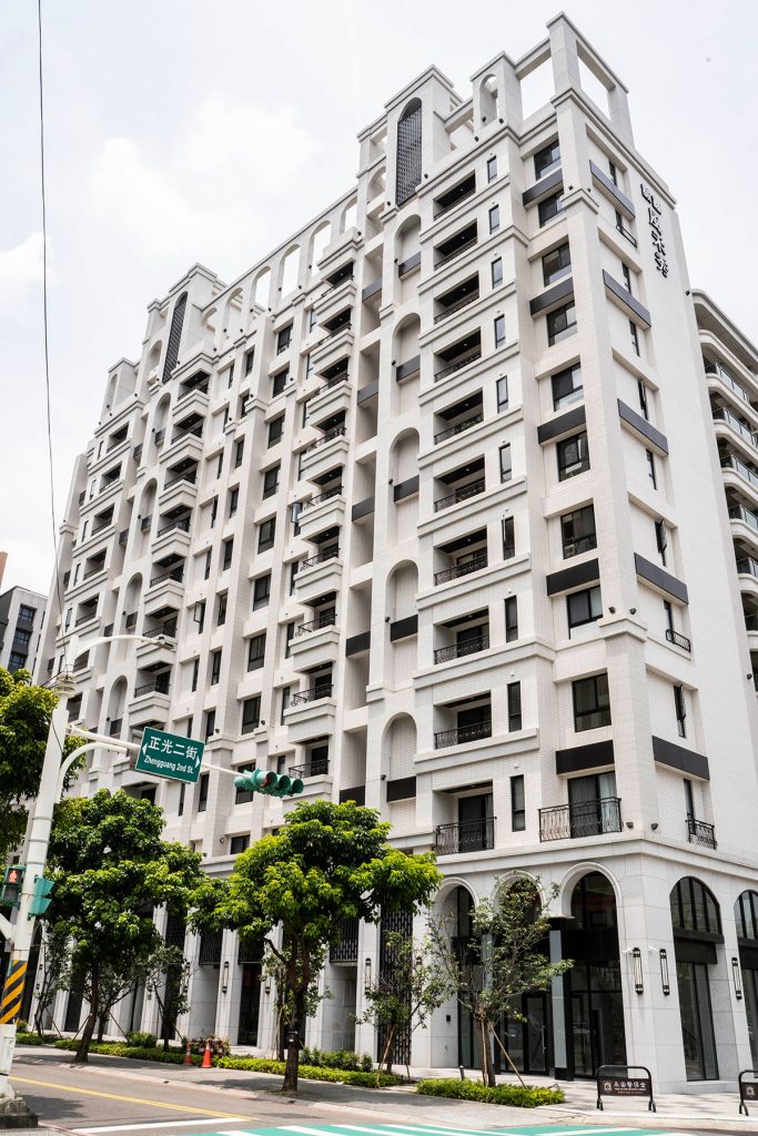 大樓外牆磁磚，細密舖設出典雅氛圍(圖 冠軍磁磚提供)