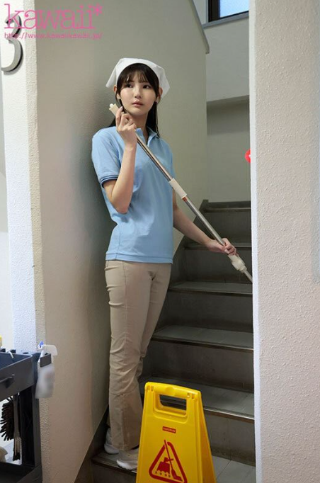清潔人員小泉楓打掃男廁，看到男生小便超興奮，於是出道成為AV女優。（圖／翻攝Ｘ）