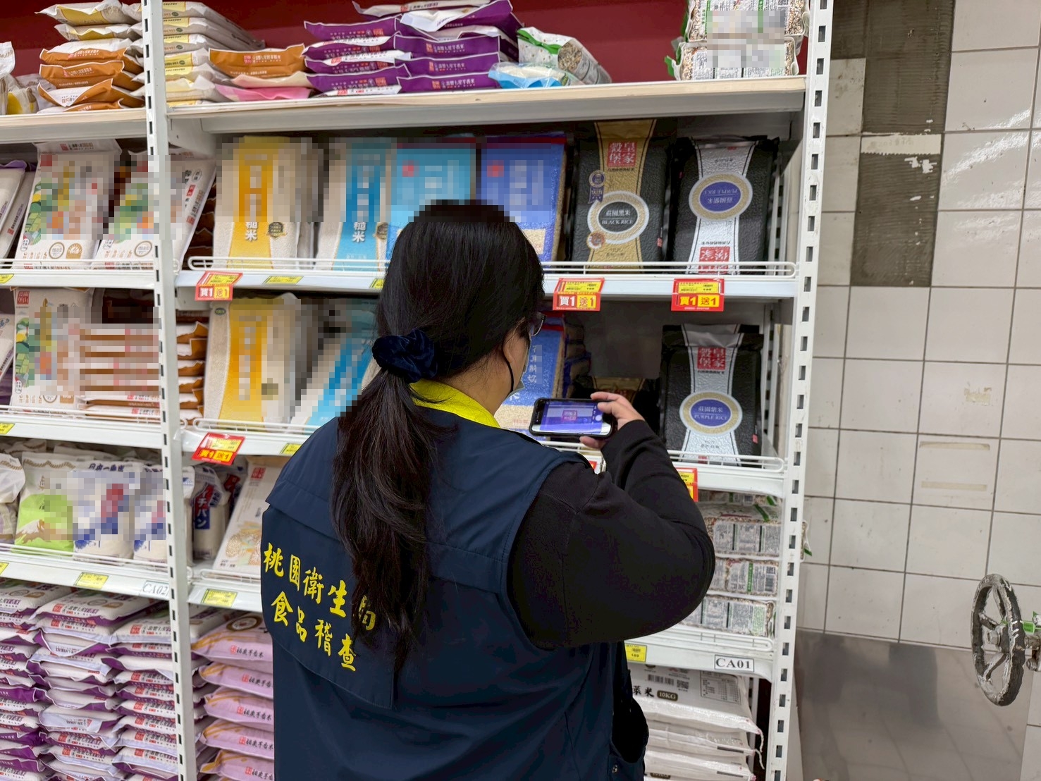 買到過期5年發霉米消費者氣炸 桃園衛生局、愛買回應了 211876 0