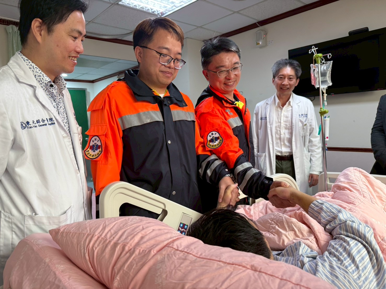 新竹縣政府消防局救護人員日前前往醫院探視36歲李姓男子,見其恢復狀況良好,親切關心並祝福早日康復,展現院前急救與院內醫療無縫接軌的溫暖成果。(圖/記者張家燁翻攝)