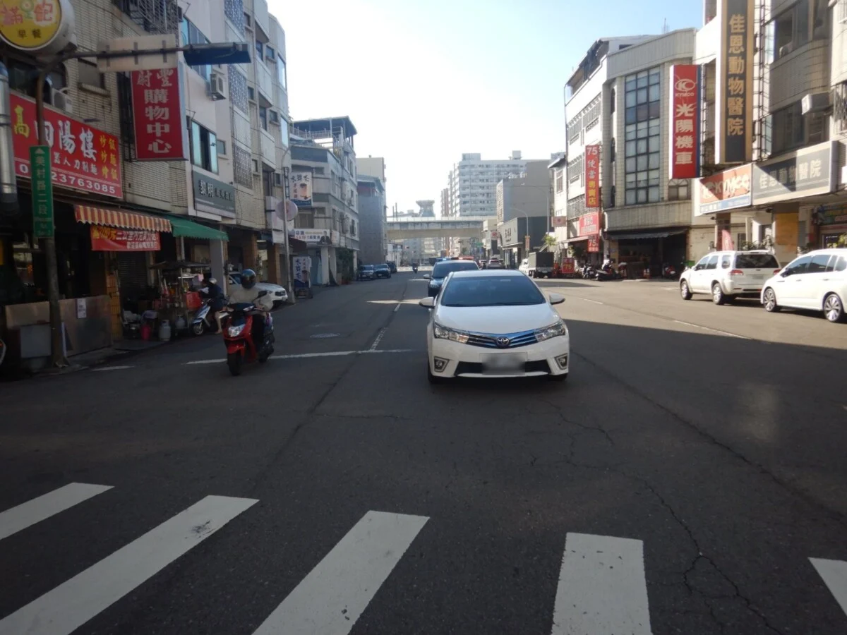 ▲ 小客車駕駛綠燈起步遇突襲,與迴轉的機車發生碰撞,對方卻趁隙離開現場。