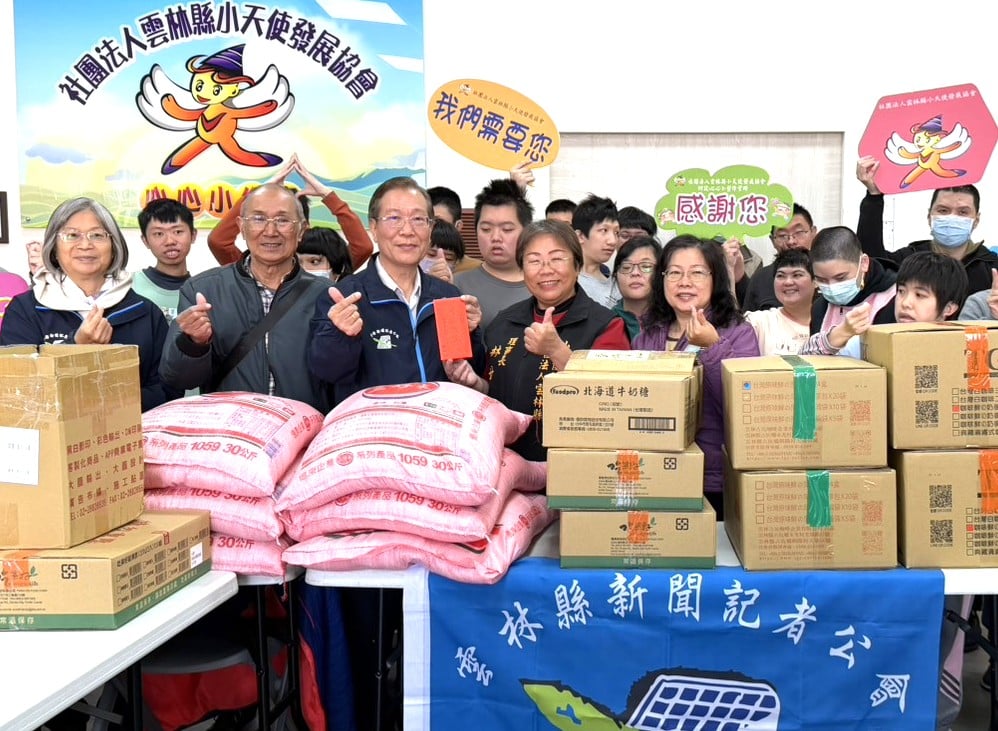 ▲雲林縣新聞記者公會理事長陳信利(左4)代表捐贈善款,由小天使發展協會理事長林甘(左5)代表受贈,場面溫馨。(記者劉春生攝)