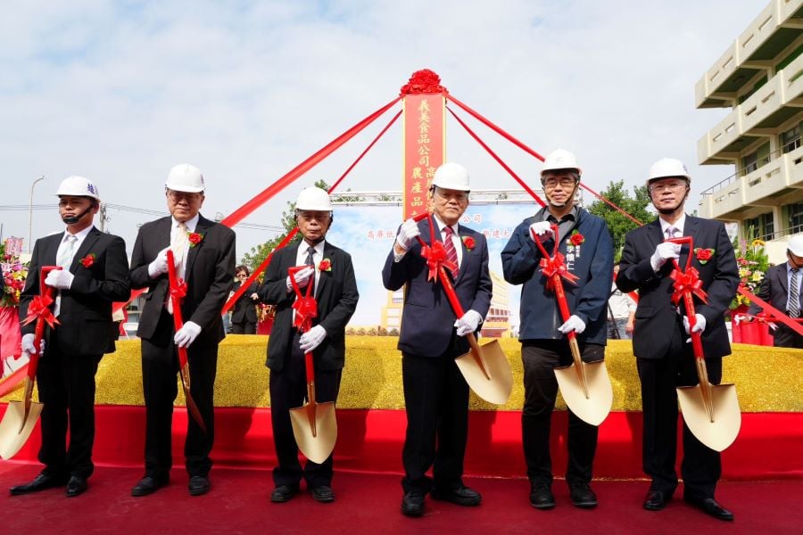 ▲義美新建大樓的規劃設計,與高雄積極推動AI產業發展的政策完全契合,義美的智慧物流中心讓農產加工更精準、冷鏈配送更智慧(右二起高市府副市長李懷仁、義美食品總經理高志明)。