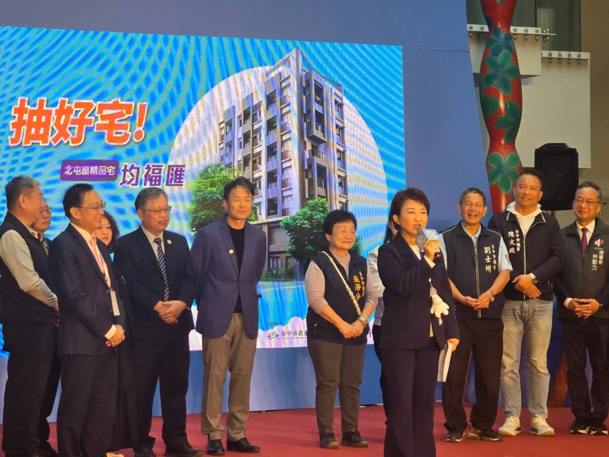 ▲台中市長盧秀燕親自Call out給頭獎得主南屯黃先生。(記者廖美雅拍攝)