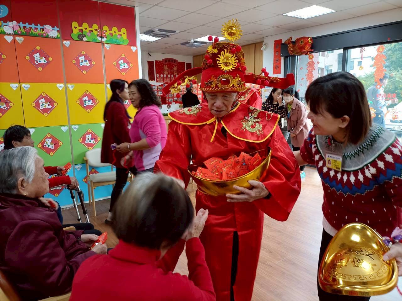 伸港秀和苑日照中心迎新年 長輩化身財神蚌殼精熱鬧表演 - https://www.watchmedia01.com