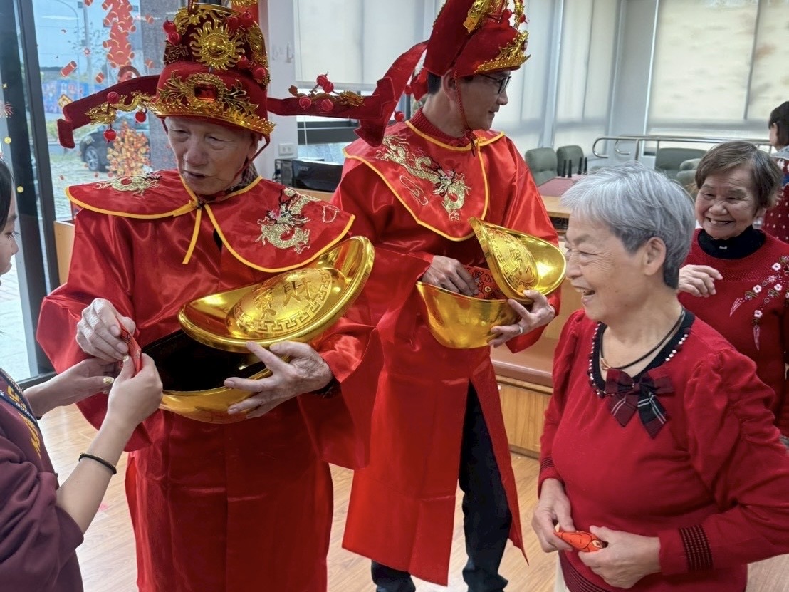 伸港秀和苑日照中心迎新年 長輩化身財神蚌殼精熱鬧表演 - https://www.watchmedia01.com
