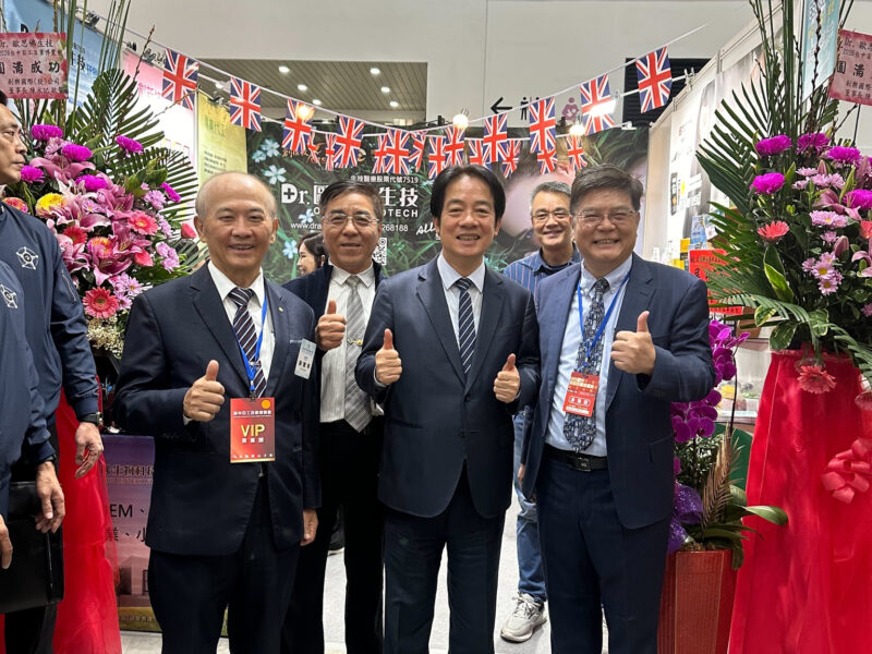 圖文:賴清德總統(中)、歐思佛生技創辦人陳耀寬教授(右)、台中市商業會理事長謝豐享(左)、修平科技大學校友總會理事長黃振雄(左後)、秘書長曾永宏(右後)。
