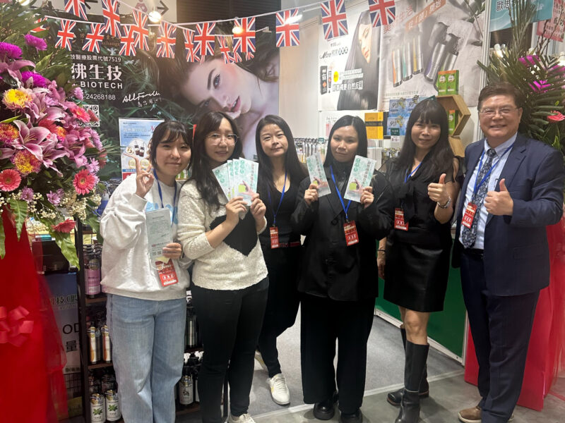 圖文:歐思佛生技創辦人陳耀寬教授(右1)、董事長邱惠敏(右2)、實驗室曾毓瑄(右3)、實驗室張恩馨(左1)、實驗室余奕萱(左2)、設計部陳秀娟(左3)。