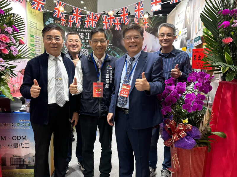 圖文:台中市經發局長張峰源(中)歐思佛生技創辦人陳耀寬教授(右)、修平科技大學校友總會理事長黃振雄(左)、顧問Rojame(左後)、秘書長曾永宏(右後)。