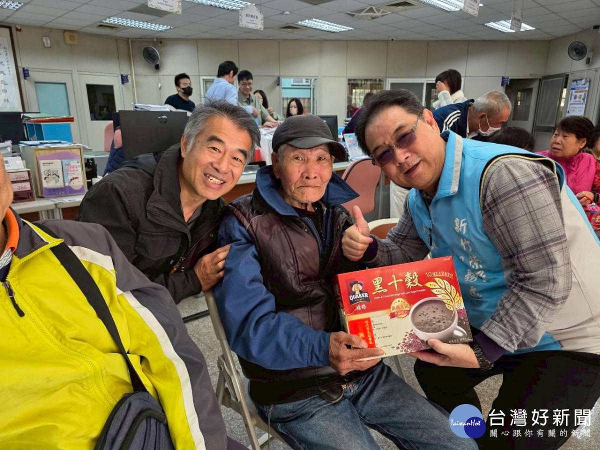 新竹榮服處處長鞠宗顯致贈榮民長輩年節慰問品。