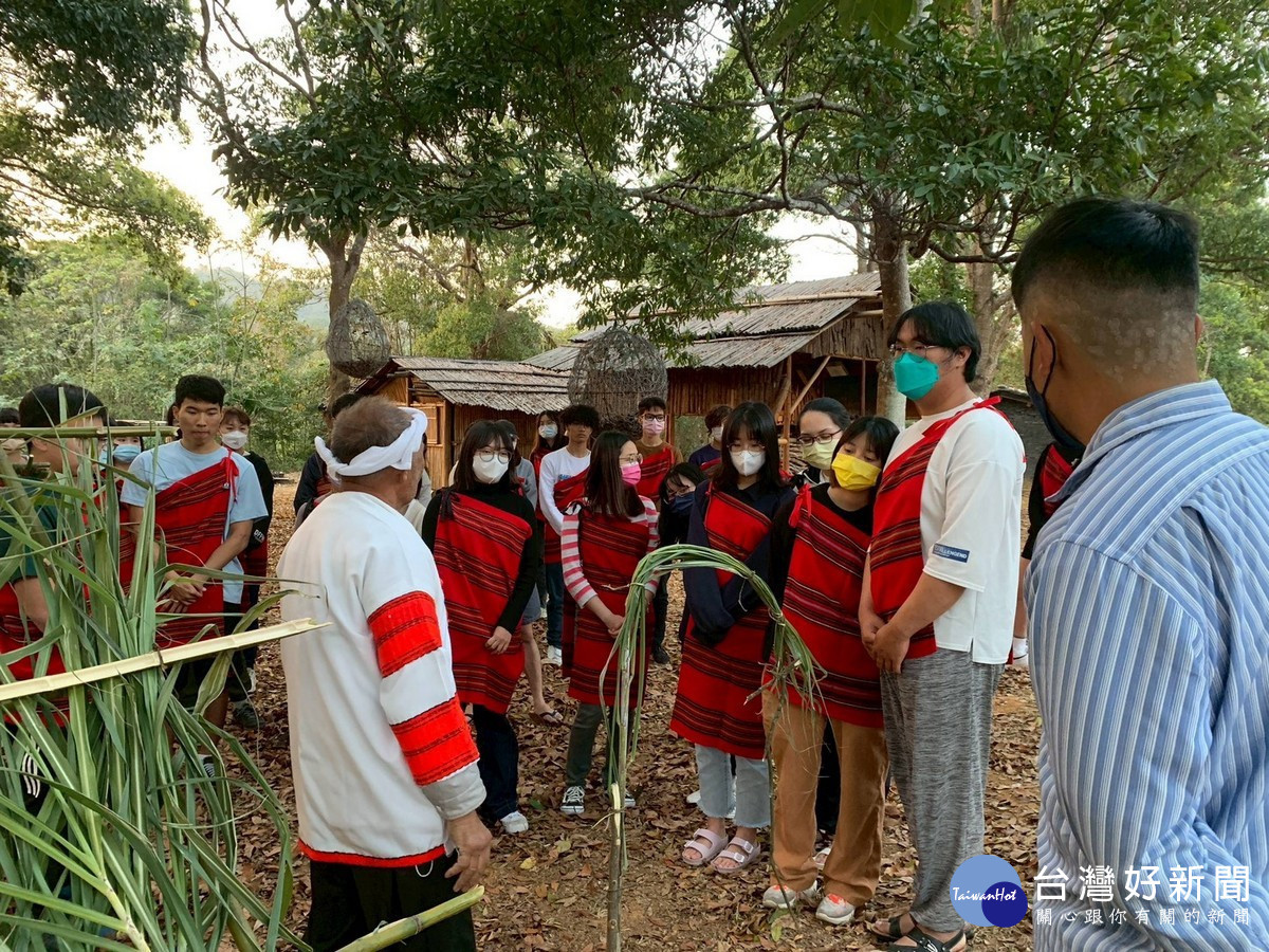 暨大師生走入原住民族部落,向耆老學習傳統文化,促進世代交流與文化傳承。(暨大提供)