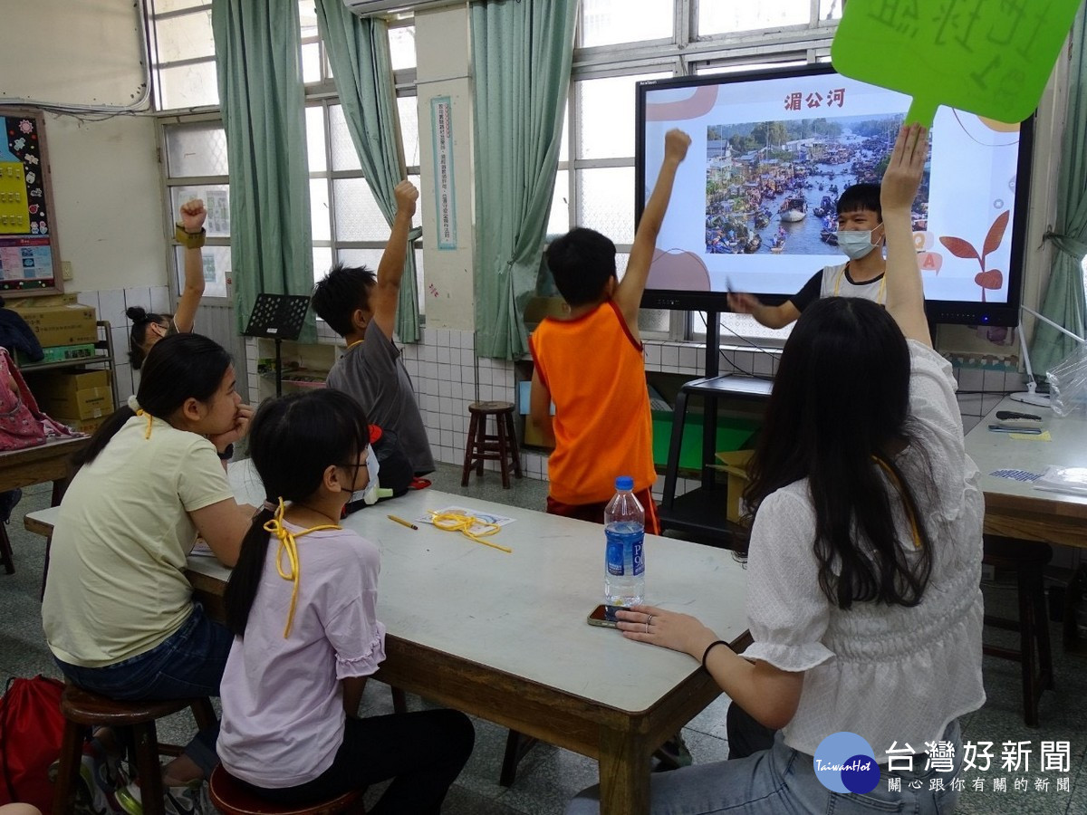 暨大學生進入偏鄉學校進行課程陪伴,與孩童互動學習,縮短城鄉教育落差。(暨大提供)