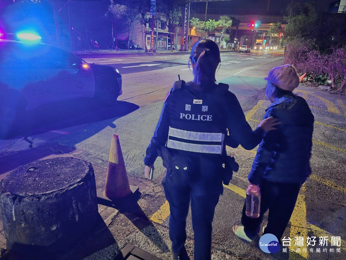 老婦誤闖台66線快速公路，警方及時攔下，結束一場深夜虛驚。