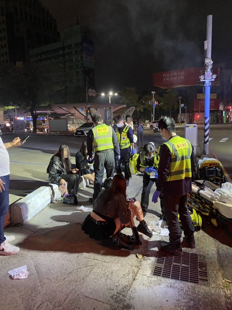 撞擊畫面曝光!台中兩轎車擦撞衝騎樓再撞機車腳踏車 釀6人受傷