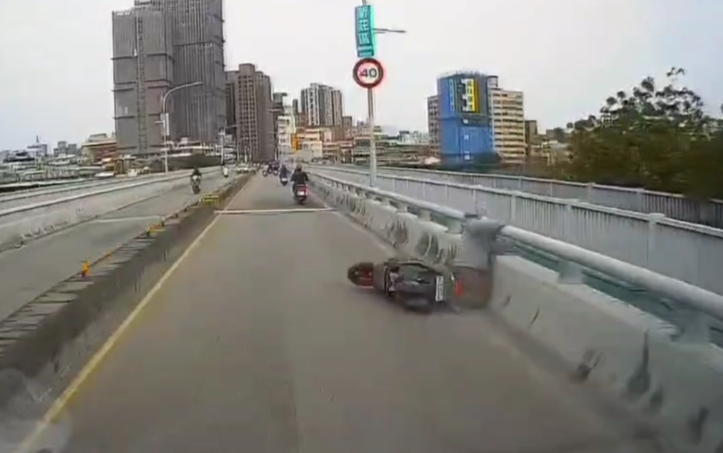 擦撞自摔機車! 駕駛po行車紀錄器自清