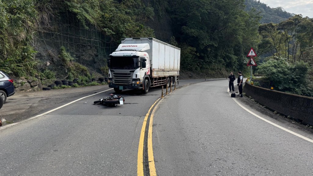 北宜機車過彎自摔撞向貨車！　騎士骨折