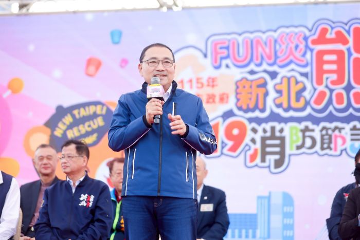 感謝打火英雄 「新北熊平安」 119 消防節寓教於樂 48 《圖說》新北市今日舉辦「FUN 災熊 HOU 新北熊平安」119 消防節誌慶活動,市長侯友宜向第一線消防與義消夥伴表達最誠摯的敬意與感謝。〈消防局提供〉