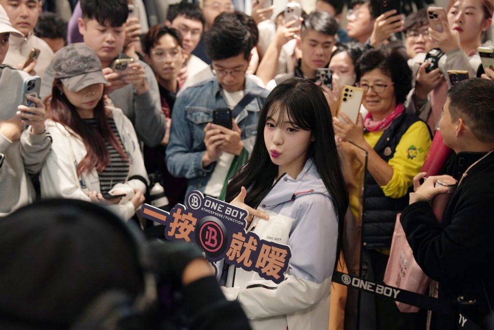 李多慧台中遠百ONE BOY專櫃體驗一日店長 引爆冬日暖科技話題 9 02%E6%9D%8E%E5%A4%9A%E6%85%A7%E5%8F%B0%E4%B8%AD%E9%81%A0%E7%99%BEONE BOY%E5%B0%88%E6%AB%83%E9%AB%94%E9%A9%97%E4%B8%80%E6%97%A5%E5%BA%97%E9%95%B7