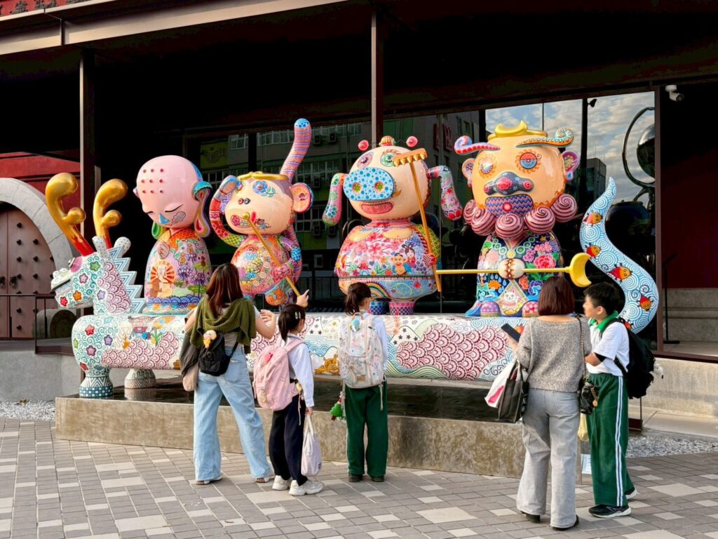 史博館《鏡花蟲洞宴》洪易戶外雕塑展 「星際動物派對」熱鬧登場 打造南海學園「雕塑走廊」 28 8 3 1024x768 1