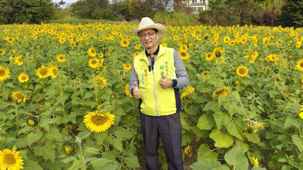 ▲爭取民進黨縣長提名失利後林世賢市長回歸市政在17日彰化市公所舉辦一年一度盛大的花海。（記者林明佑翻攝）