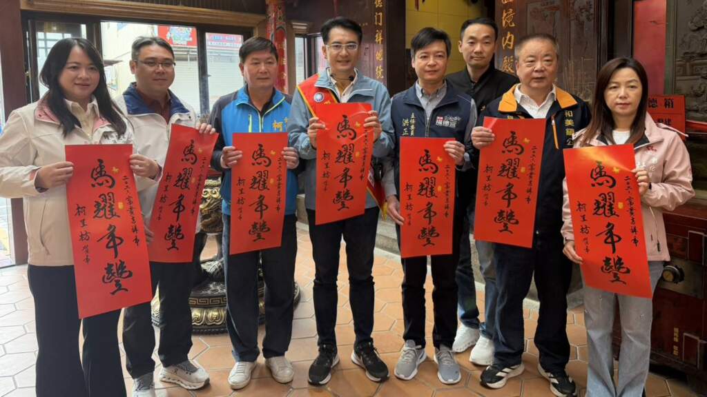 ▲國民黨彰化縣長提名時程至今仍未明朗,縣長參選人柯呈枋今日行程未受影響,依既定規劃前往和美鎮和美福德宮參拜祈福,並至和美市場發送春聯,與鄉親近距離互動。(圖/柯呈枋提供)