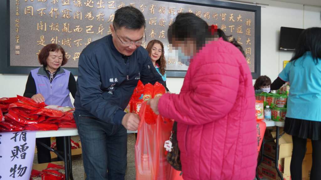 ▲鹿港婦聯會長年投入地方公益不遺餘力,今日發起「愛心聯合秋冬送暖公益活動」,捐助給鹿港鎮內約200戶弱勢邊緣戶,盼在農曆新年到來前,為有需要的家庭送上一份實質關懷與溫暖。(記者林明佑翻攝)