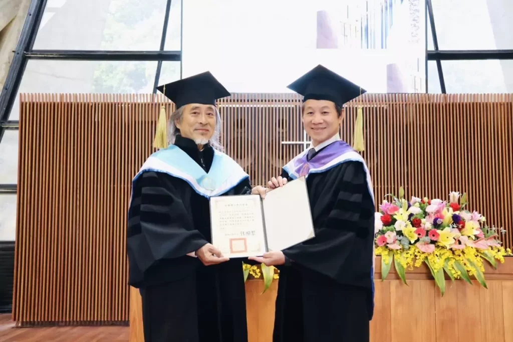 東海大學路思義教堂隆重舉行姚仁喜名譽博士學位頒授典禮，表彰其長年深耕建築設計與實務領域的貢獻。（圖/東海大學提供）