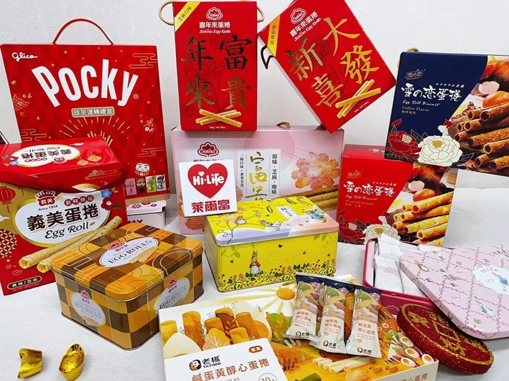  國民零嘴同樣全面到位，喜年來推出5款禮盒，其中典藏款「精緻芝麻小蛋捲禮盒」新春價449元，「原味、芝麻蛋捲大發禮盒」新春價255元；義美則帶來「精緻蛋捲禮盒」，新春價295元，與深受韓國觀光客喜愛的小泡芙禮盒（鴻禧／旺福款，新春價339元）。