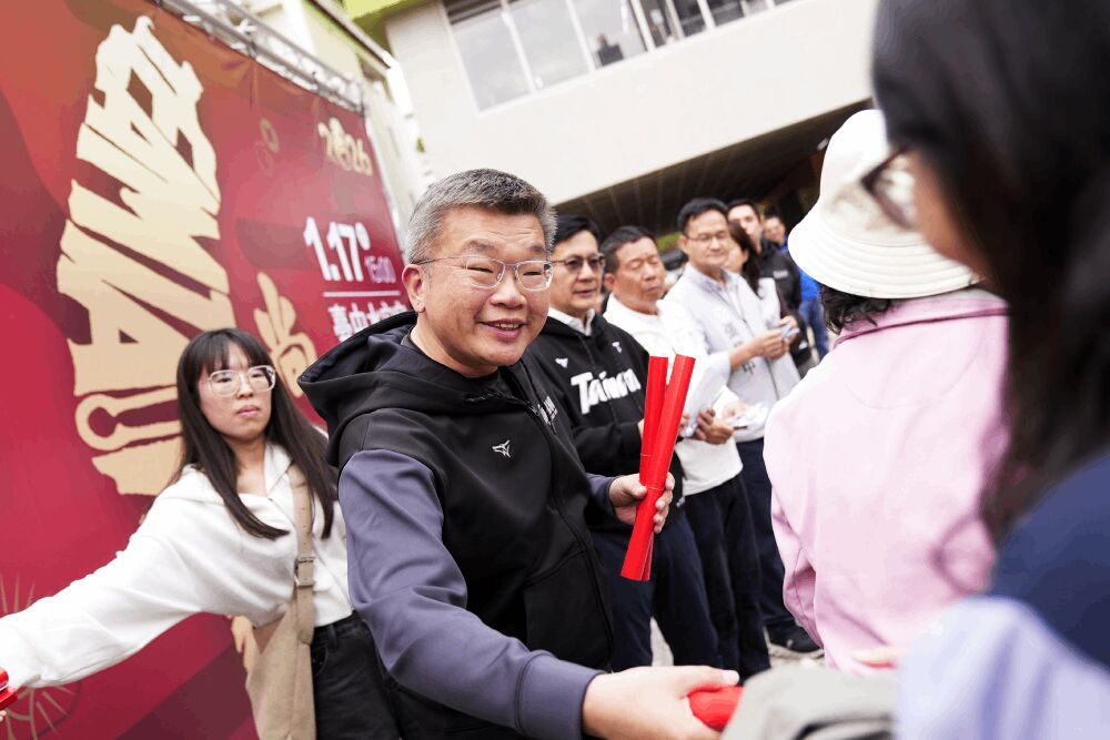 蔡其昌TeamTaiwan春聯首發逾萬人領 明起全國319處同步供索取 255 照片來源:蔡其昌辦公室