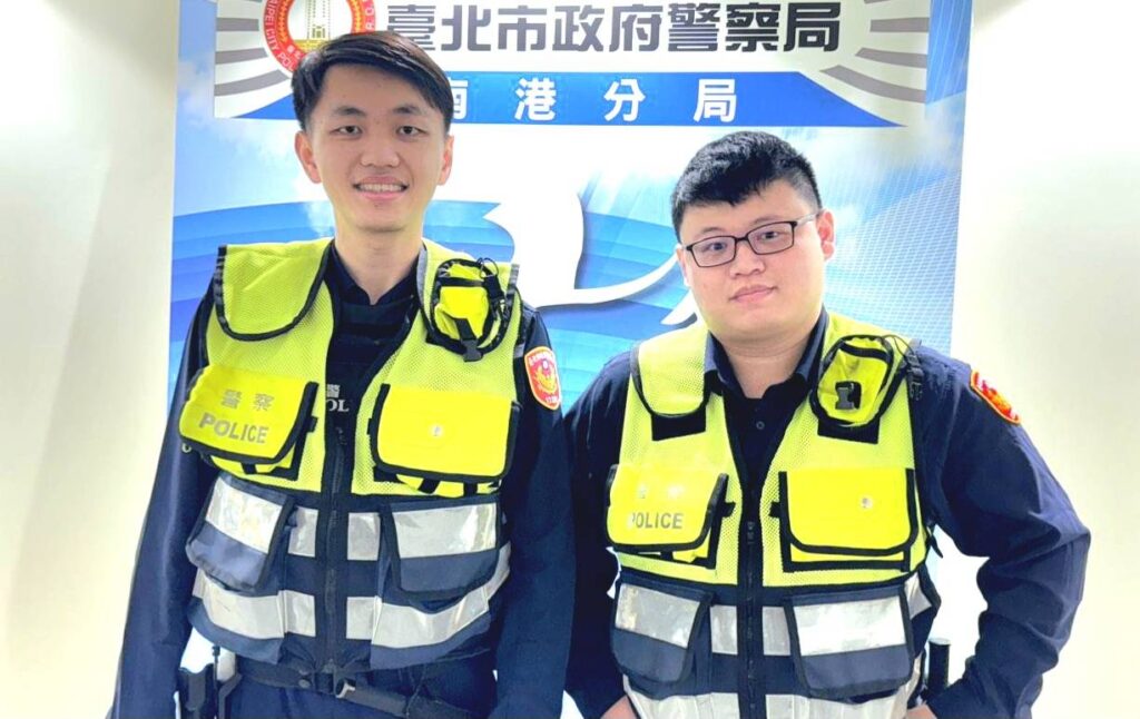南港派出所副所長邱耀威(左)、警員簡晉宏(右)。(圖/記者薛秀蓮 翻攝)