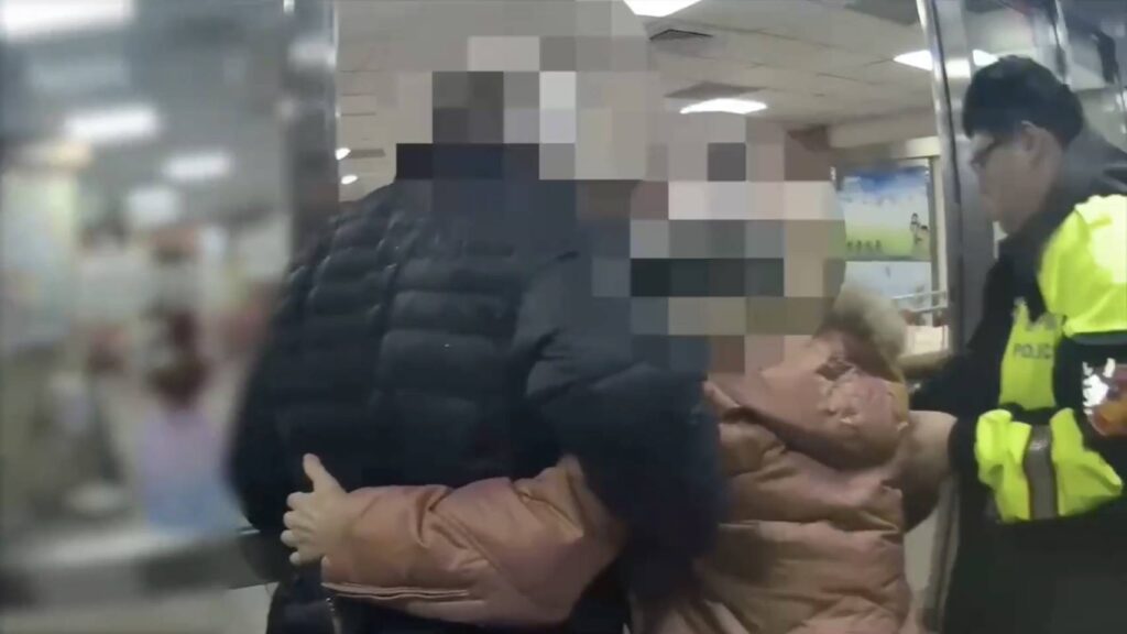 員警協助民眾就醫。(圖/記者薛秀蓮 翻攝)