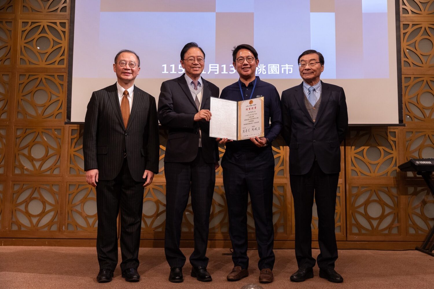 張善政市長(左2)以社團負責人13期班主任身分頒發結業證書給每一位學員,第13期會長、立勤法律事務所主持律師林鼎鈞(右2)。(記者翻攝)