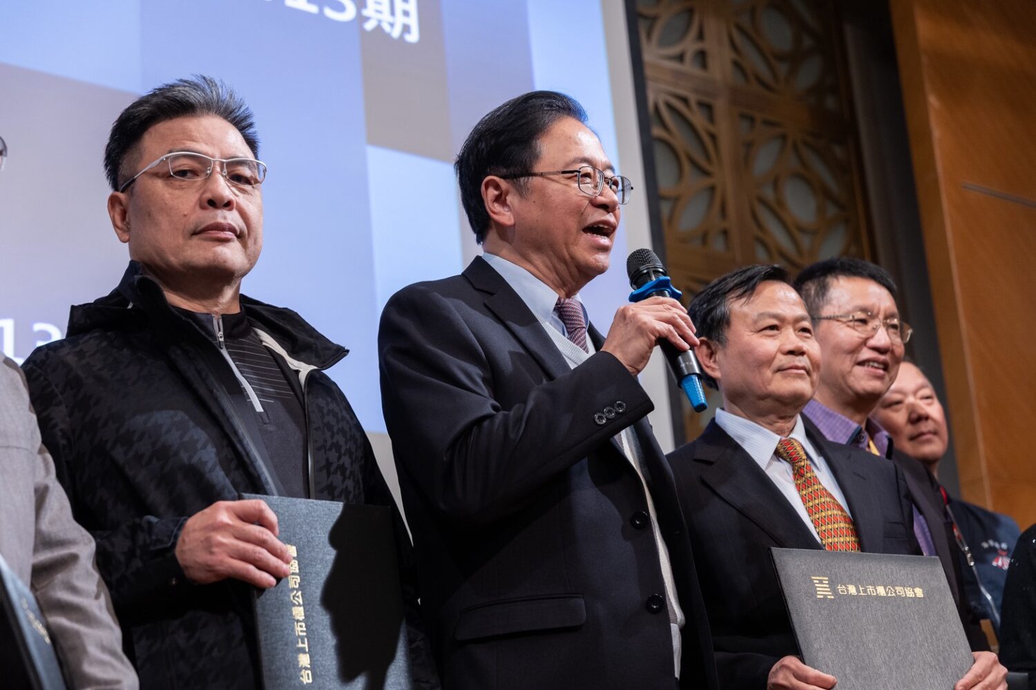 《社團負責人研討會》班主任張善政市長致詞歡迎13期在桃園結業,勉勵學員未來共榮共好,攜手打造國家未來競爭力。(記者翻攝)