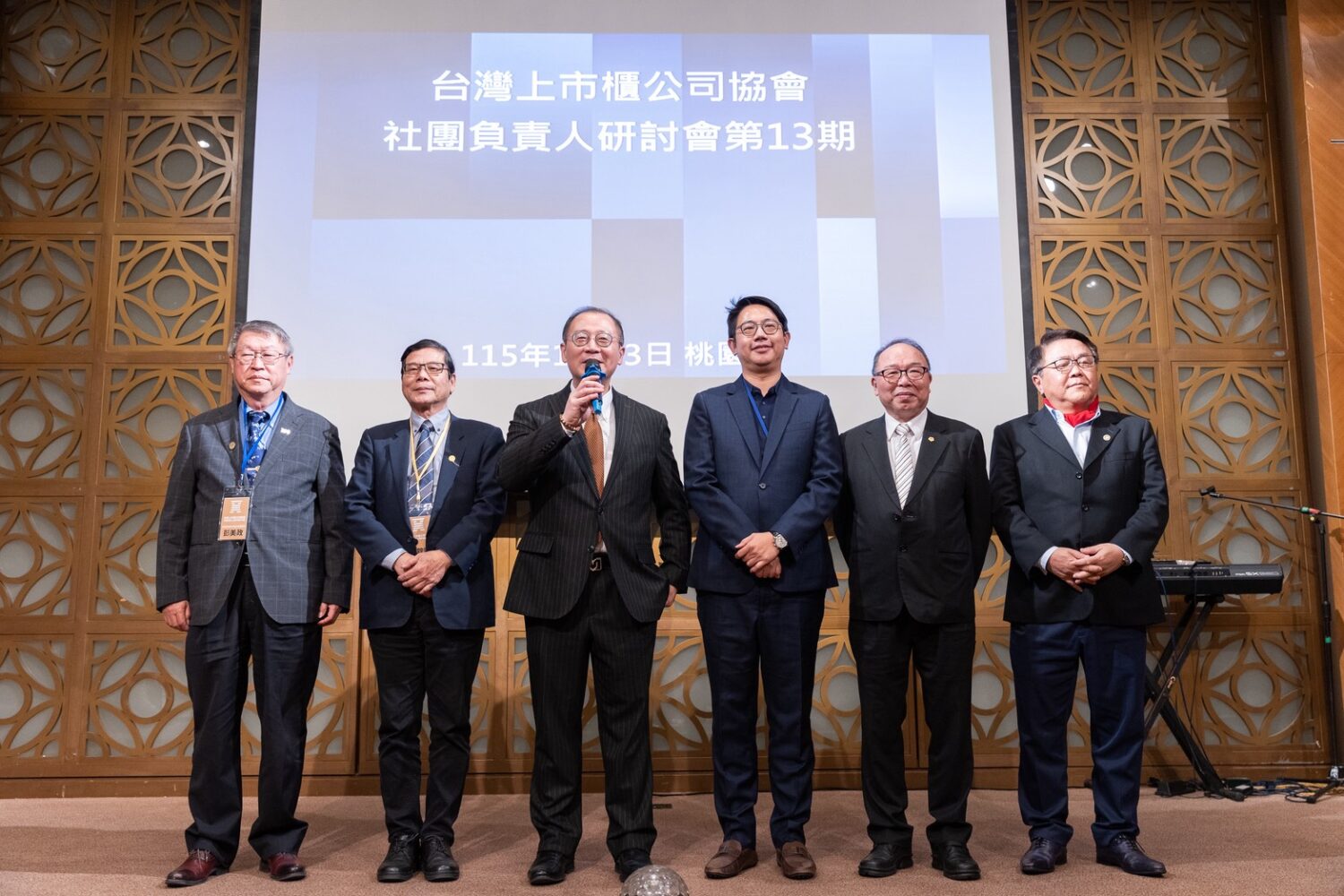 「北台灣社團聯合會」會長吳志揚前縣長(左3)率同各期會長一同上台致詞。(記者翻攝)
