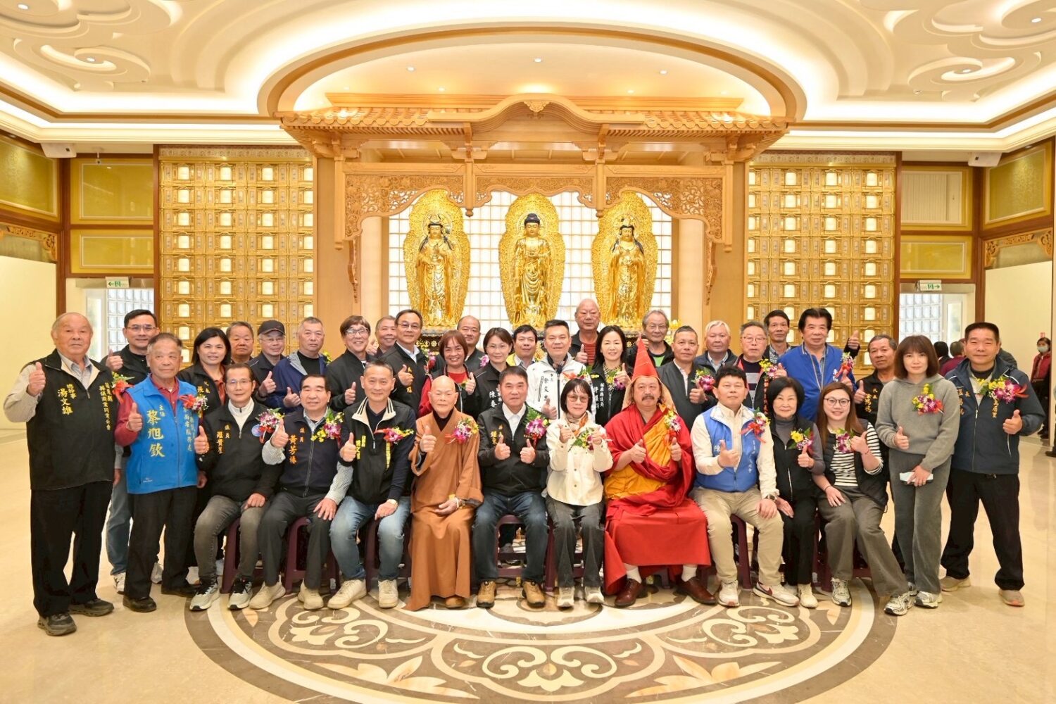 雙峰寶塔落成啟用典禮後,政界、宗教界及地方人士於寶塔大殿前合影留念,背景可見西方三聖佛像與納骨設施,象徵生命禮儀空間正式啟用。(圖/記者林照東攝)